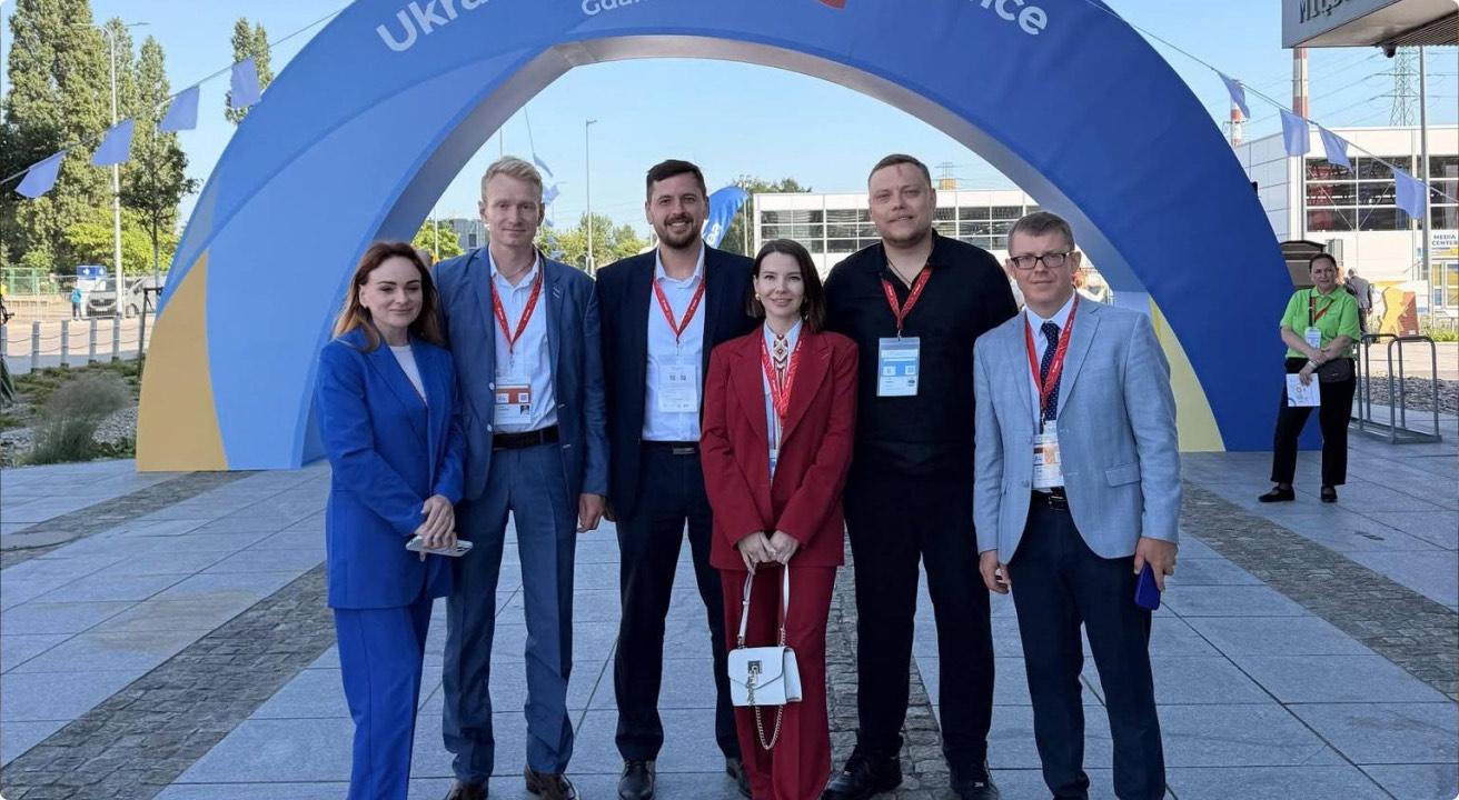 Учасники гуманітарного форуму в залі